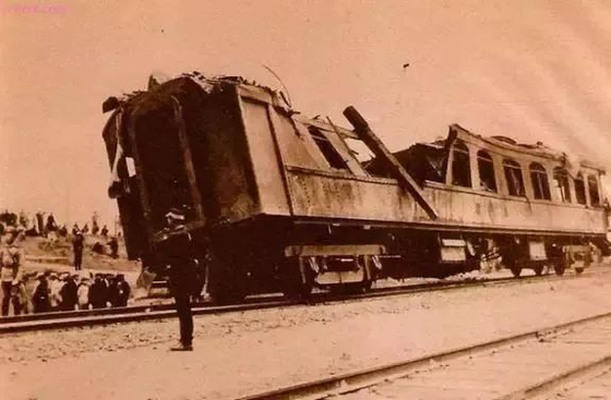 1928년 6월 지금의 선양시인 펑톈 도심에서 일본 관동군이 설치한 폭탄으로 파괴된 동북 군벌 장쭤린(張作林)의 전용열차. [사진=바이두]