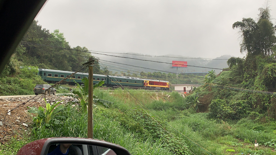 26일 오전 중국 광시좡족자치구 핑샹 국경을 김정은 북한 국무위원장 전용열차가 지나고 있다. 신경진 기자