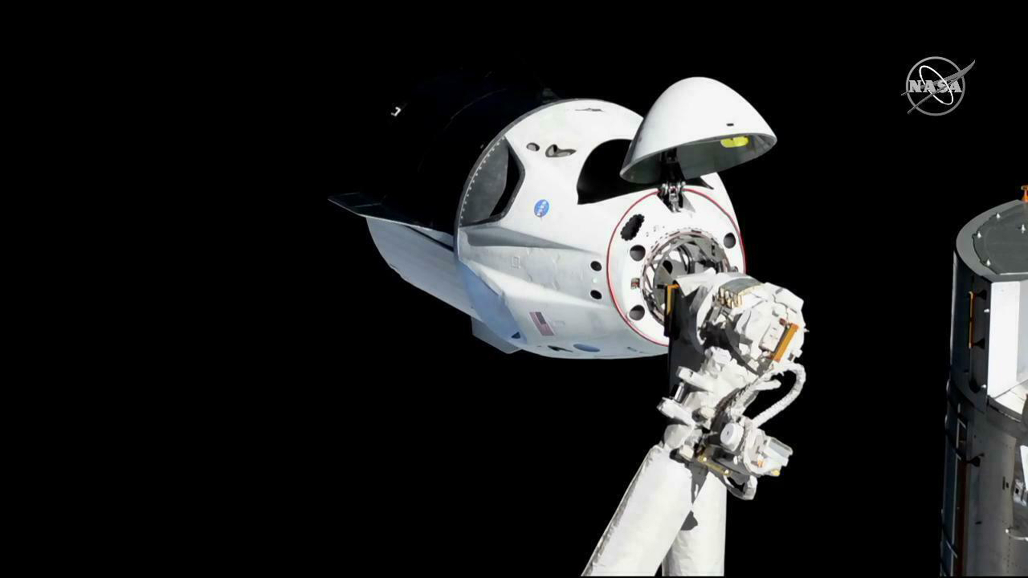 미국 민간 우주탐사 기업 스페이스X의 우주선 ‘크루 드래곤’이 3일(현지 시간) 국제우주정거장(ISS) 하모니 모듈에 성공적으로 도킹하고 있다. 스페이스X는 사람을 ISS로 실어 나를 수 있는 유인 우주선 시험발사에 처음으로 성공한 민간기업이 됐다. [사진 NASA]