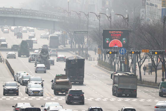 경기도 수원, 안산, 안양 등 중부권에 초미세먼지(PM 2.5) 경보가 발령된 4일 오후 경기도 수원시 영통구 봉영로 일대가 뿌옇다. [연합뉴스] 