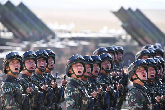  열병식에 등장한 중국 인민해방군이 사열대 앞을 지나고 있다. [사진 Xinhua=연합뉴스]