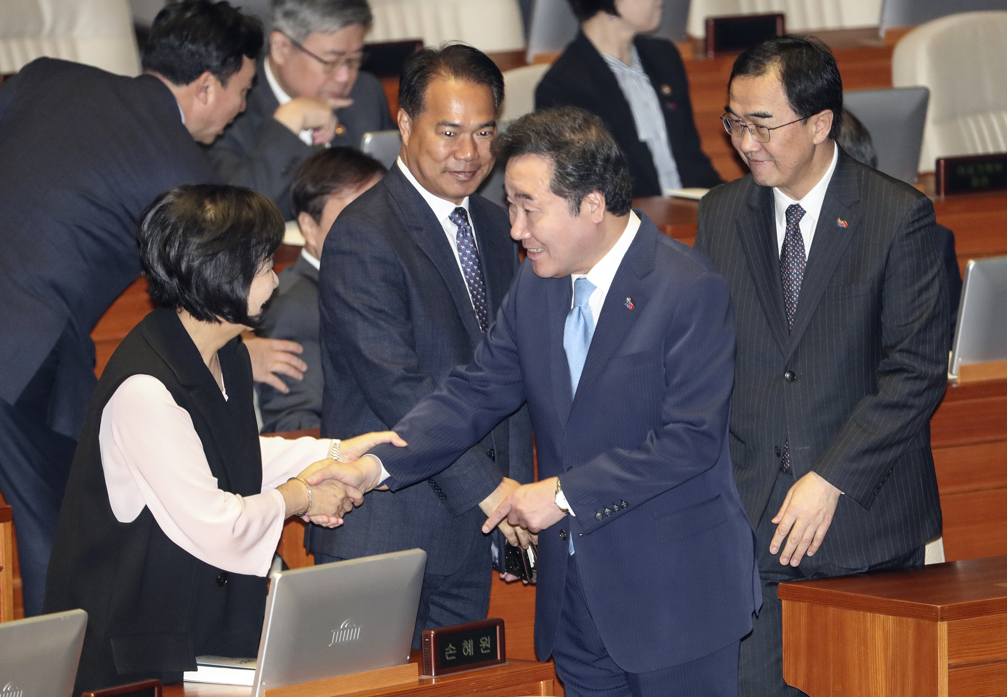 이낙연 국무총리(가운데)가 11일 오전 국회 본회의장에서 열린 홍영표 민주당 원내대표의 교섭단체 대표연설 전 무소속 손혜원 의원과 인사하고 있다. 임현동 기자