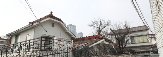  나즈막한 단독주택들이 모여 있는 후암동에는 일본강점기 때 적산가옥을 비롯해 특이한 건축물이 드문드문 남아있다. 우상조 기자