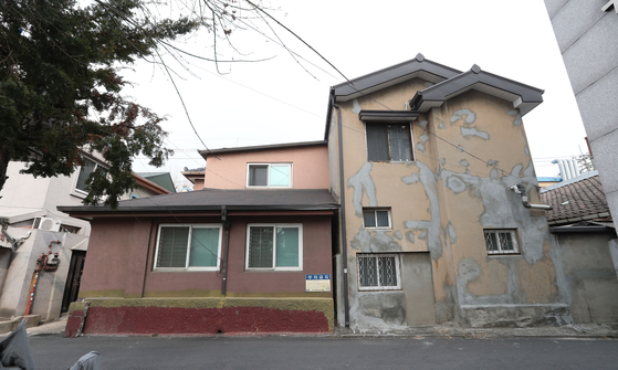 나즈막한 단독주택들이 모여 있는 후암동에는 일본강점기 때 적산가옥을 비롯해 특이한 건축물이 드문드문 남아있다. 우상조 기자
