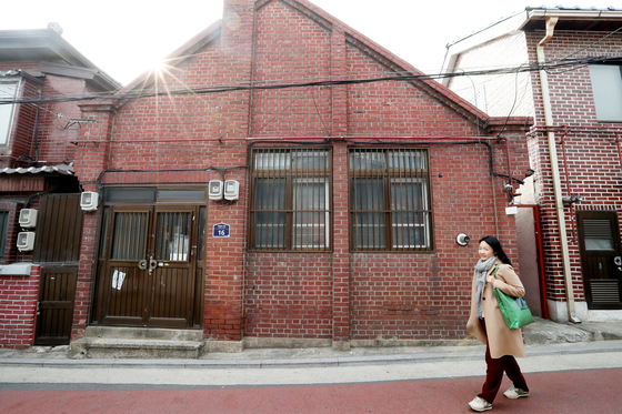  나즈막한 단독주택들이 모여 있는 후암동에는 일본강점기 때 적산가옥을 비롯해 특이한 건축물이 드문드문 남아있다. 우상조 기자