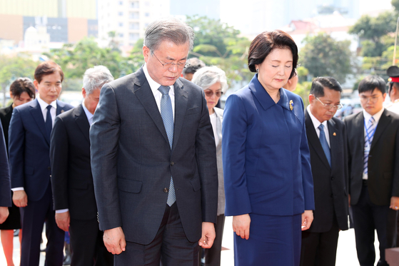 캄보디아를 국빈 방문 중인 문재인 대통령이 지난 15일 오전 프놈펜에서 훈센 총리와 정상회담에 앞서 시하누크 국왕 동상에 헌화한 뒤 묵념하고 있다. [청와대사진기자단]