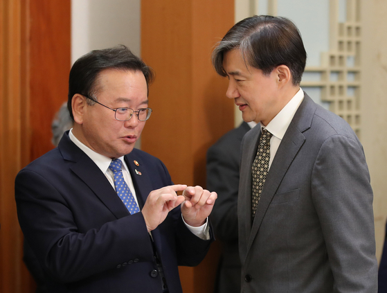 조국 민정수석(오른쪽)과 김부겸 행정안전부 장관이 19일 오전 청와대에서 열린 국무회의 전 열린 차담회에서 대화하고 있다. 연합뉴스