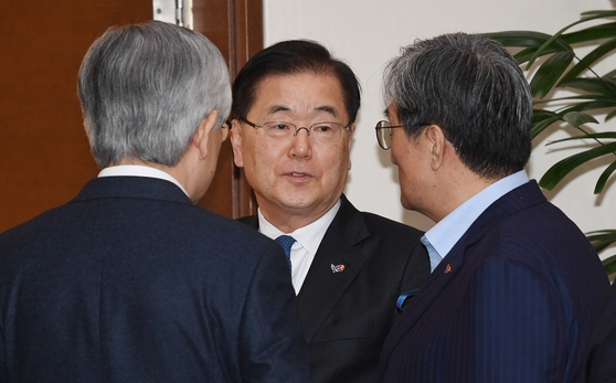 정의용 국가안보실장(가운데), 노영민 비서실장, 남관표 국가안보실 제2차장이 25일 오후 청와대 여민관에서 열린 수석보좌관회의에 앞서 차담을 하고 있다. [청와대사진기자단]