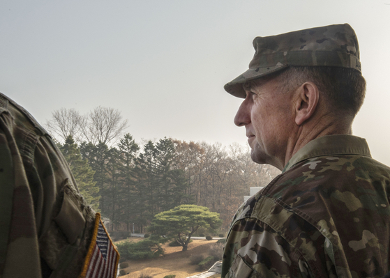 로버트 에이브럼스 한ㆍ미연합사령관이 지난해 11월 10일 공동경비구역(JSA)을 방문한 뒤 군사분계선(MDL) 너머 북쪽을 바라보고 있다. [사진 유엔군사령부]