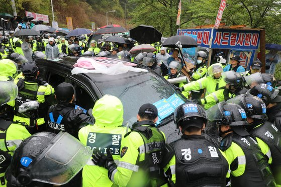 지난해 4월 23일 오전 경북 성주군 초전면 소성리 고고도미사일방어(THAADㆍ사드) 체계 기지 입구 진밭교에서 경찰이 기지 공사 자재 반입을 막아선 사드반대 단체 회원과 주민들을 강제로 해산 시키고 있다. 경찰이 통로를 가로막은 차량을 이동시키고 있다. [뉴스1]