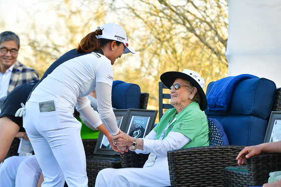 1950년 LPGA투어 첫 대회에 출전했던 셜리 스포크가 고진영을 격려하고 있다. [뉴스1]