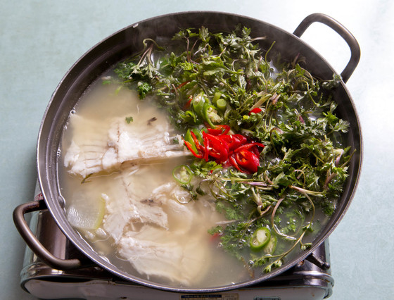 도다리쑥국. 도다리와 갓 뜯은 쑥으로 맛을 낸다. [중앙포토]