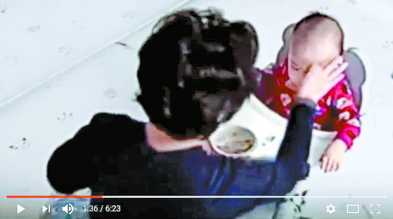피해 아기 부모가 공개한 CCTV 영상에는 아이돌보미 김모(58)씨가 뺨과 머리를 때리고, 입에 강제로 밥을 밀어넣자 자지러지듯 울며 괴로워하는 아기의 모습이 담겼다. [유튜브 영상 캡쳐]