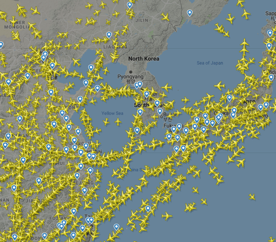 2019년 4월 6일 오후 12시 30분 현재 플라이트레이더24에 나타난 한반도와 주변 상공. 북한 상공엔 항공기의 움직임이 전혀 없다. [플라이트레이더24 캡처]