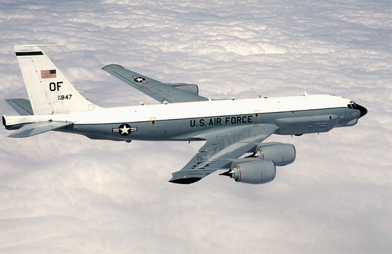 RC-135S 컴뱃센트는 적 레이더의 전파를 잡아낸 뒤 적의 방공망을 분석하는 정찰기다. [사진 미 공군] 