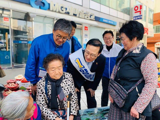 홍영표 민주당 원내대표가 4ㆍ3 국회의원 보궐선거를 앞두고 경남 통영 고성에서 양문석 후보 지원유세를 하는 모습. 자유한국당 정점식 후보가 59.5%로 당선됐고 양 후보는 38.3% 득표에 그쳤다. [사진 홍영표 의원실]