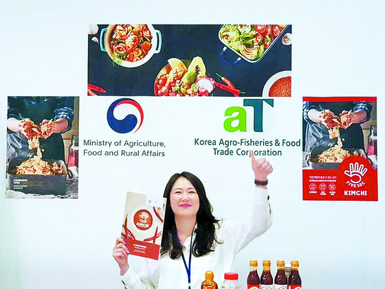 지난해 한국농수산식품유통공사(aT)가 미국 로스엔젤레스에서 개최한 케이푸드 홍보행사에서 김치 파우더를 홍보하고 있다.
