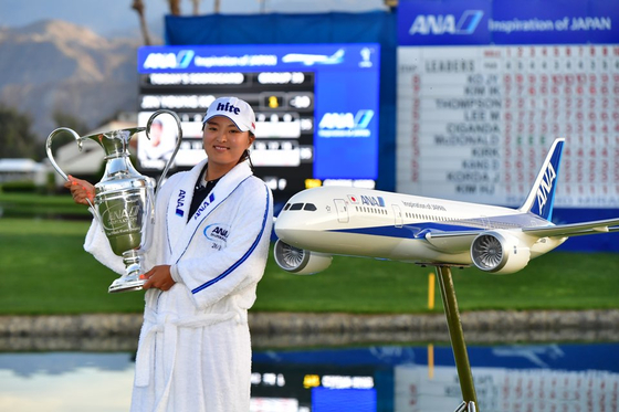 개인 첫 LPGA 메이저 우승 트로피를 들어올린 고진영. [사진 LPGA]