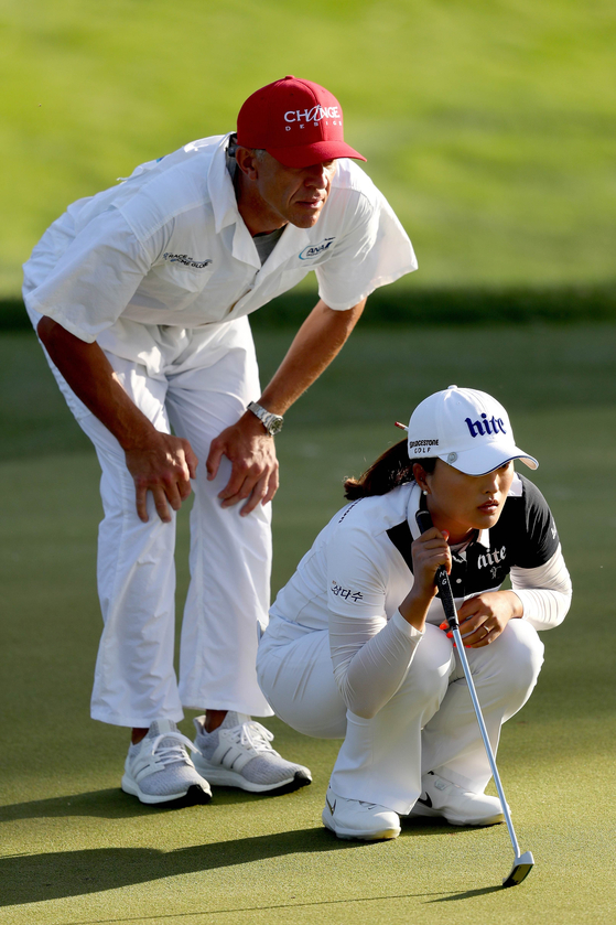 2019 LPGA 메이저 ANA 인스퍼레이션에서 고진영의 조력자 역할을 톡톡히 한 캐디 데이비드 브루커(위). [AFP=연합뉴스] 