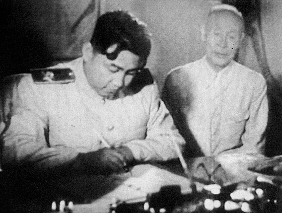 북한 김일성 주석이 1953년 7월 27일 오후 10시 휴전협정에 서명하는 모습.[연합뉴스]