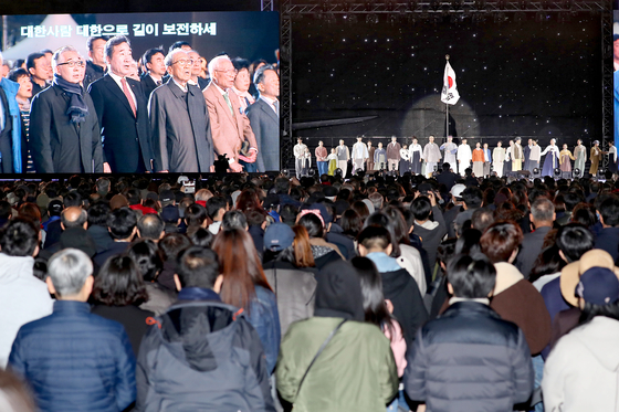 '100주년 대한민국임시정부수립 기념식’이 11일 저녁 서울 여의도 공원 문화의 광장에서 열렸다. 기념식에서 이낙연 총리를 비롯해 독립유공자와 유족들이 애국가를 부르고 있다. [연합뉴스]