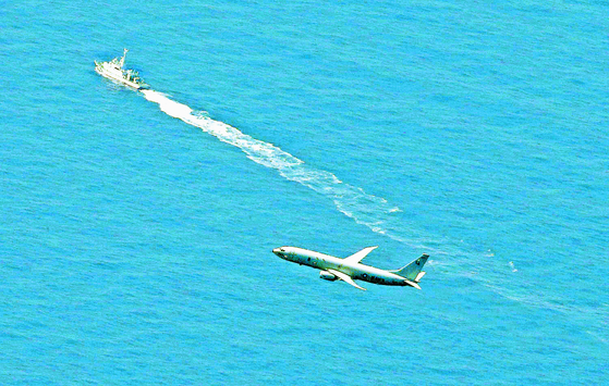 미군 항공기가 10일 태평양 해상에서 추락한 F-35A 전투기 수색을 하고 있다. [AP=연합뉴스]