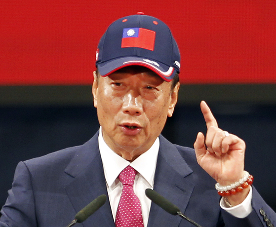 궈타이밍 훙하이정밀 회장이 지난 2월 이 회사 직원 축제에서 연설하고 있다. 궈 회장은 17일 내년 실시되는 대만 총통 선거 출마를 선언했다. [AP=연합뉴스]