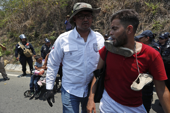 멕시코 이민청 요원이 22일(현지시간) 치아파스 주 피히히아판 외곽에서 중미 이민자를 체포하고 있다. [AP=연합뉴스] 