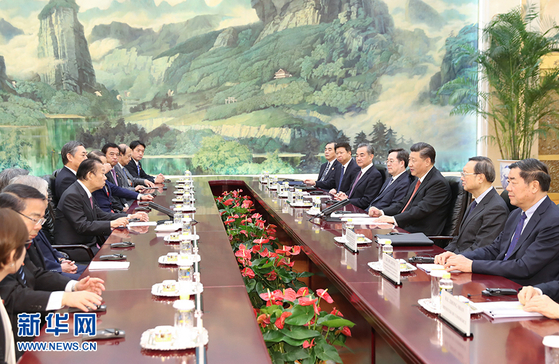 시진핑 국가주석이 이끄는 중국 대표단(오른쪽)이 24일 아베 신조 일본 총리의 특사로 방중한 니카이 도시히로 자민당 간사장 등 일본 대표단과 면담하고 있다. [중국 신화망]