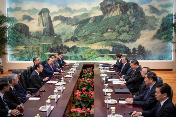  시진핑 국가주석이 이끄는 중국 대표단(오른쪽)이 24일 아베 신조 일본 총리의 특사로 방중한 니카이 도시히로 자민당 간사장 등 일본 대표단과 면담하고 있다.[로이터=연합]