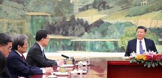 정의용 국가안보실장이 2018년 3월 12일 문재인 대통령의 특사로 방중해 시진핑 중국 국가주석을 만나고 있다. [베이징공동취재단]