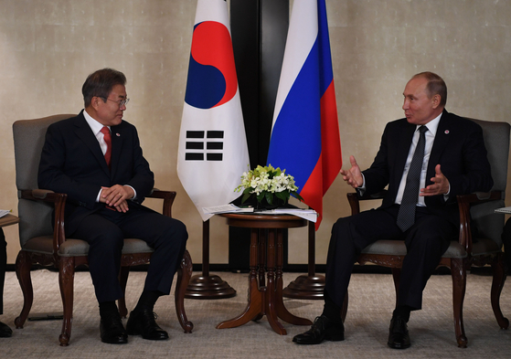 지난해 11월 싱가포르에서 열린 한-아세안(ASEAN) 정상회의에 참석한 문재인 대통령(왼쪽)이 블라디미르 푸틴 러시아 대통령과 정상회담을 하고 있다. [청와대사진기자단]