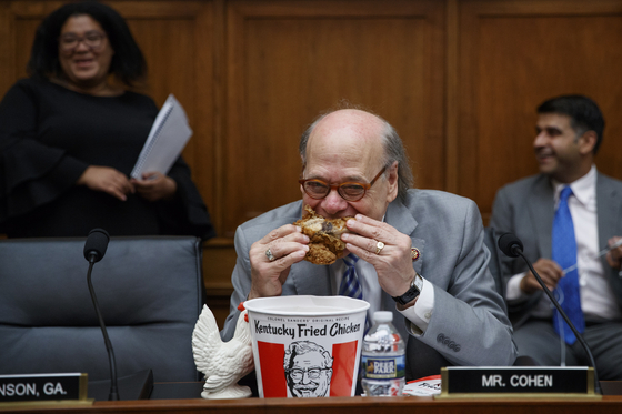  스티브 코언 의원이 2일(현지시간) 미 하원 청문회장에서 프라이드 치킨을 먹고 있다. [EPA=연합뉴스]