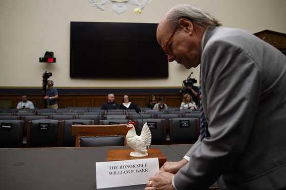  스티브 코언 의원이 2일(현지시간) 하원 청문회장 증인석에 닭인형을 놓고 있다. [EPA=연합뉴스]