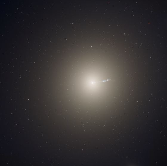 허블망원경으로 관찰한 M87. 은하 중심에서 물줄기가 뻗어 나오듯 물질이 강하게 분출되는 현상인 제트는 블랙홀의 또 다른 증거로도 꼽힌다. [NASA, ESA, the Hubble Heritage Team(STScI/AURA)]