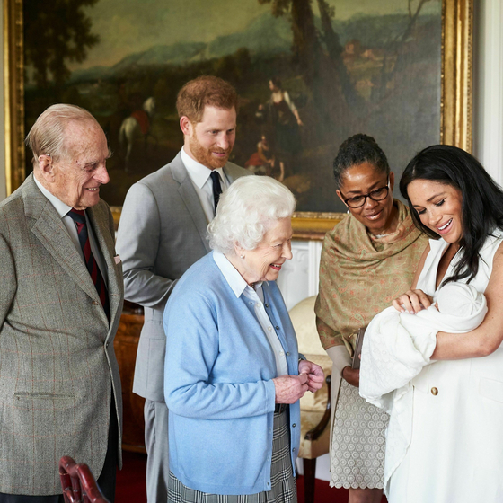 영국 왕실은 8일 새로 탄생한 로열베이비를 만나는 여왕 가족의 모습을 공개했다. [AP=연합뉴스]