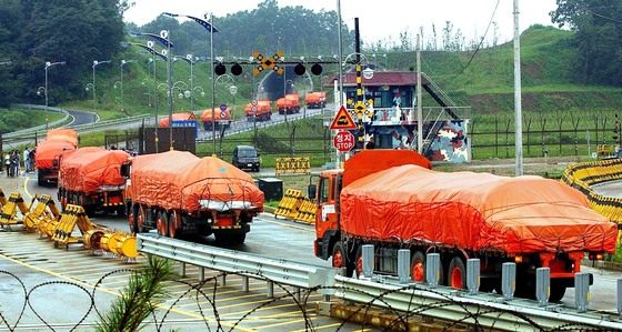 지난 2004년 정부가 북한의 식량난 해결을 위해 지원키로 한 국내산쌀을 실은 트럭들이 경의선 육로를 통해 북한으로 이동하고 있다. [중앙포토]