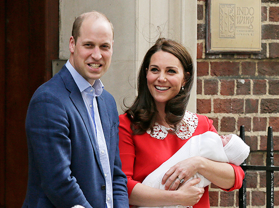 영국 윌리엄 왕세손(왼쪽)의 부인 케이트 미들턴 왕세손빈이 지난해 런던의 세인트매리병원에서 셋째를 출산했다. 원피스를 입은 미들턴이 아기를 안고 축하하는 시민들을 바라보고 있다. [런던 EPA=연합뉴스]