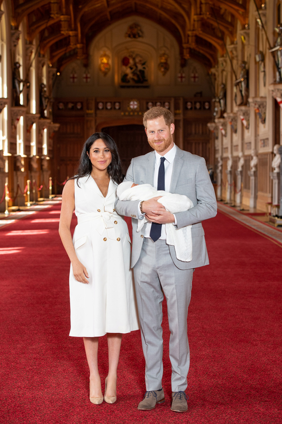 메건 마클 왕세자비가 해리 왕자 및 아기와 함께 출산 이틀만인 9일 모습을 드러냈다. [로이터=연합뉴스]