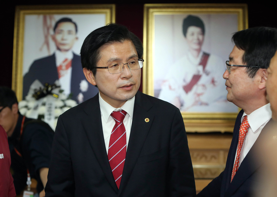 황교안 자유한국당 대표가 12일 오후 경북 구미시에 있는 박정희 전 대통령의 생가를 방문해 관계자들과 얘기하고 있다. [연합뉴스]