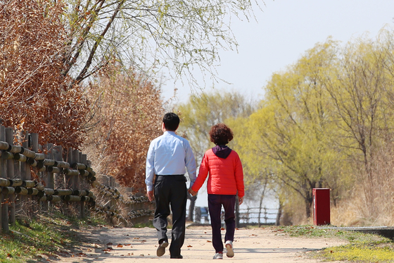 나이 들어 골절을 예방하려면 칼슘섭취, 운동과 더불어 반드시 하루 30~40분씩 햇볕을 쬐는 것이 무엇보다 중요하다. 사진은 서울 마포구 상암동 노을공원에서 시민들이 산책을 하고 있는 모습. <저작권자(c) 연합뉴스, 무단 전재-재배포 금지>