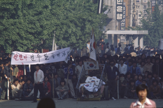 다큐멘터리 '김군'에 등장한 5.18 당시 기록 사진. 이창성 전 중앙일보 사진기자가 찍은 것으로, 그가 2008년 펴낸 사진집 『28년만의 약속』에도 실렸다. [사진 이창성]