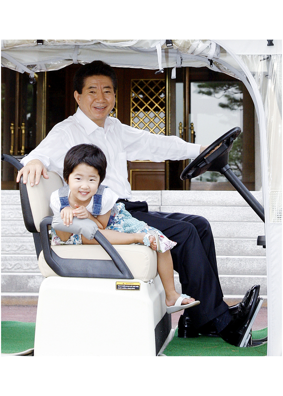 지난 2007년 9월 노 전 대통령이 청와대에서 손녀를 전동카트에 태운 채 경내를 운전하는 모습. [연합뉴스]