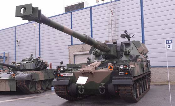 폴란드 키엘체에서 개막한 2017 국제 방위산업전시회(MSPO) 행사장에 전시된 k-9 자주포. 폴란드는 2014년 러시아의 우크라이나 침공을 계기로 K9자주포를 선택했다.[중앙포토]