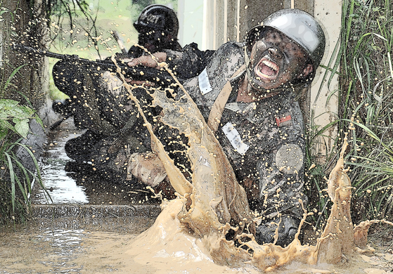 훈련병들이 한여름 폭염 날씨에도 육군훈련소 각개전투종합훈련장에서 배수로 통과 훈련을 받고 있다. [사진 김성태]