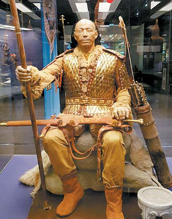 카자흐스탄의 옛 수도인 알마티 시내 국립박물관에 전시된 선사시대의 황금인간. [최경호 기자]