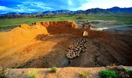  400여 년의 역사를 가진 간쑤성 '융타이구청'. 성 안에 거주하는 주민이 양떼를 몰고 있다. [사진 바이두]