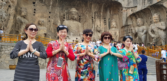  측천무후가 자신을 모델로 만들게 한 룽먼석굴의 비로나자불 앞에 선 중국 여성 관광객들. 장세정 기자