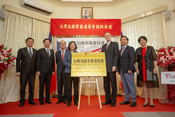 6일 타이베이에서 열린 ‘대만 미국사무위원회’ 현판식에 참석한 차이잉원 대만 총통이 기념 촬영을 하고 있다. [사진=대만 총통부]