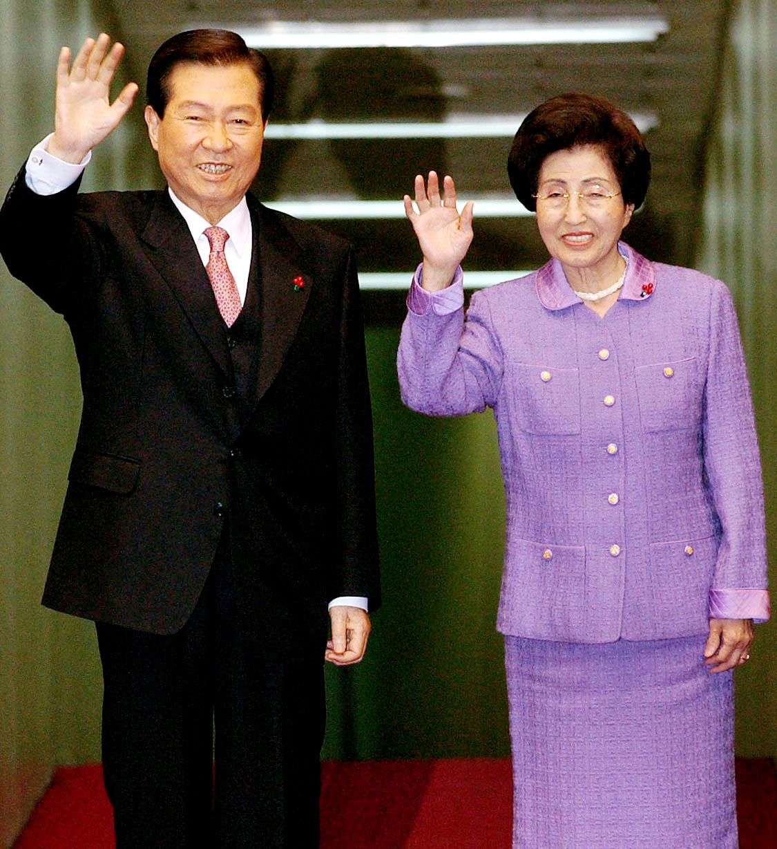 2001년 12월 2일 김대중 대통령과 부인 이희호 여사가 유럽순방을 위해 출국하며 환송객들을 향해 손을 흔들고 있다.[중앙포토]